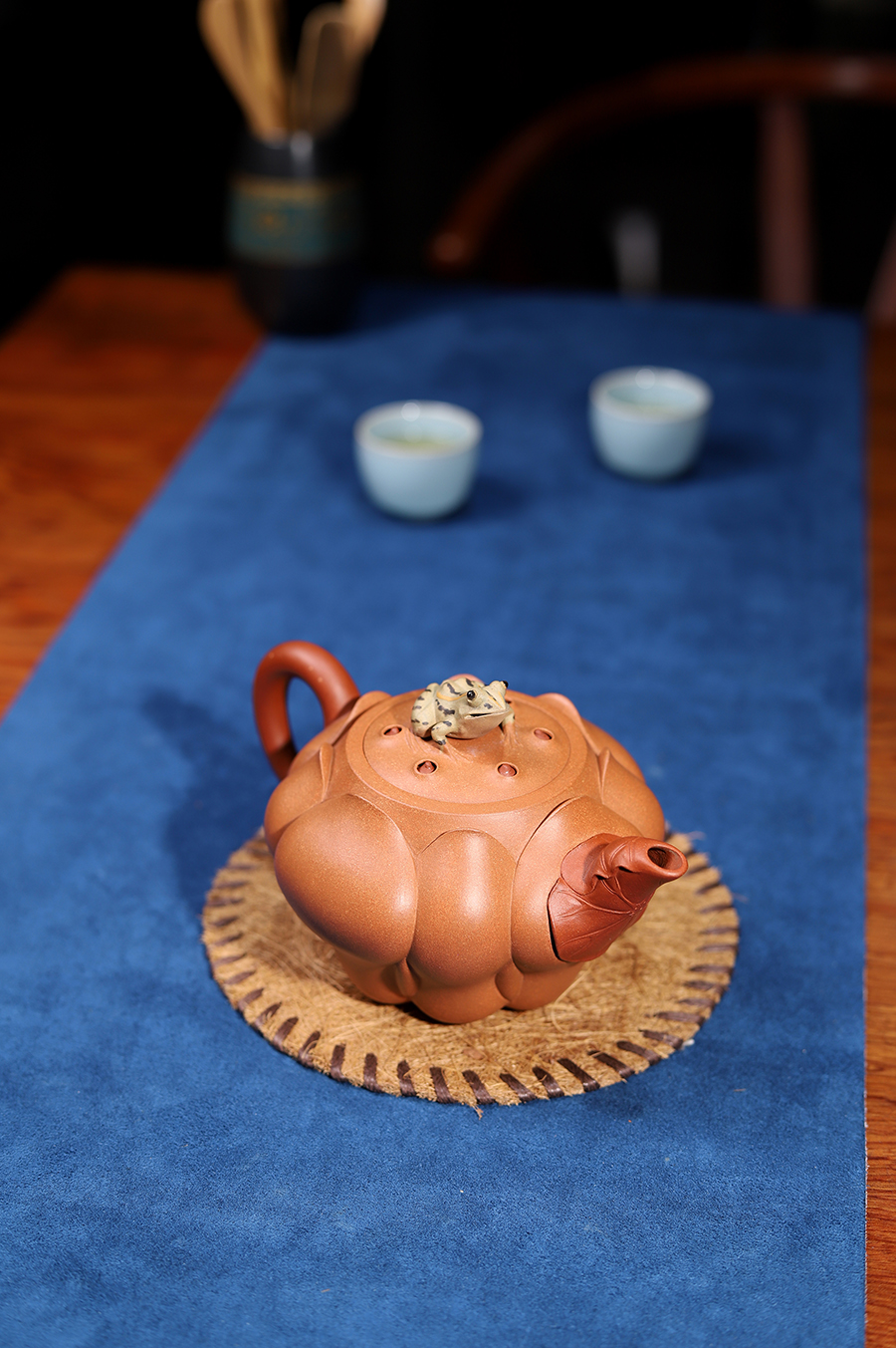 承健制青蛙莲花壶