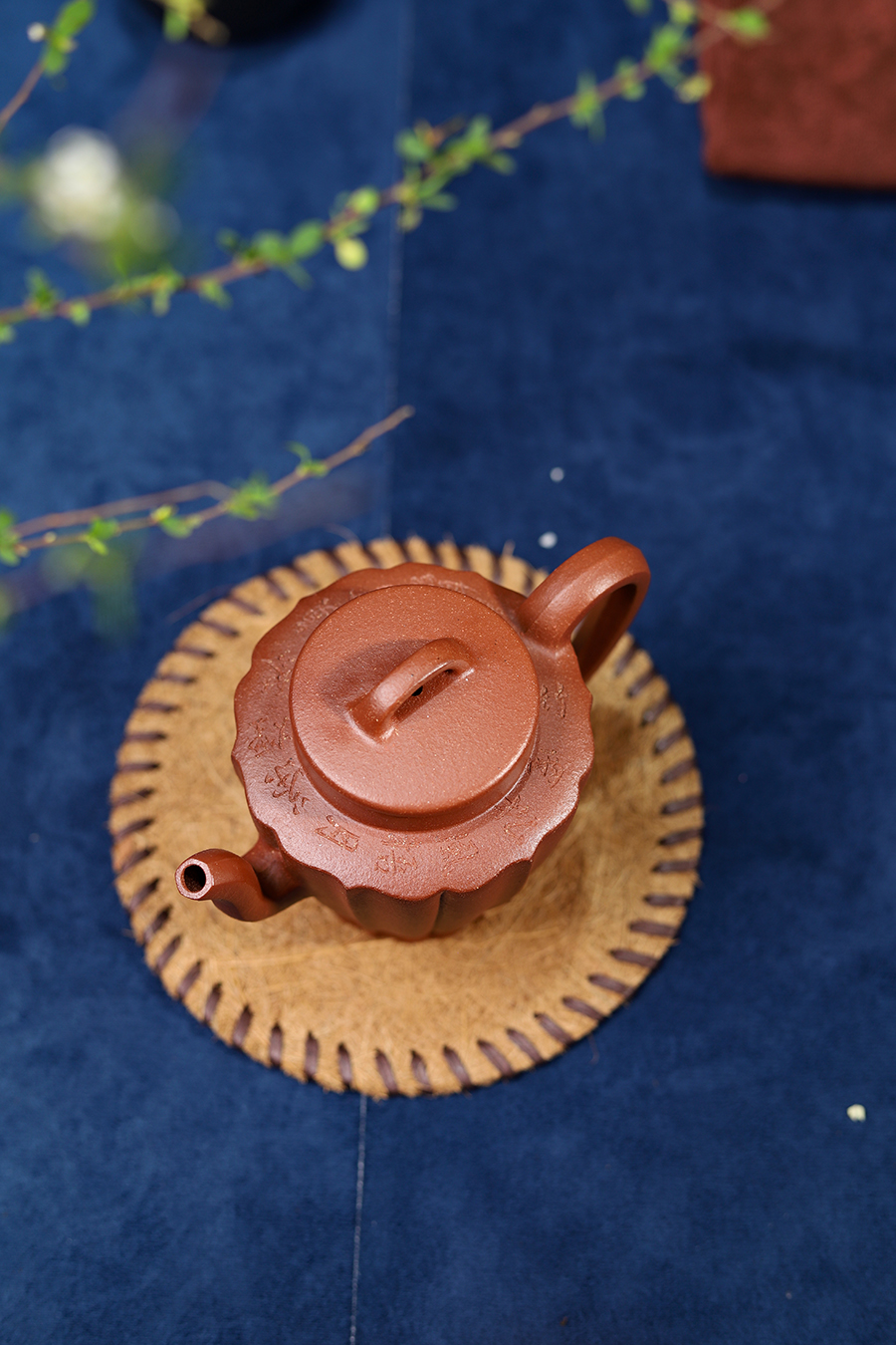 许文军制菱花壶(刻绘)