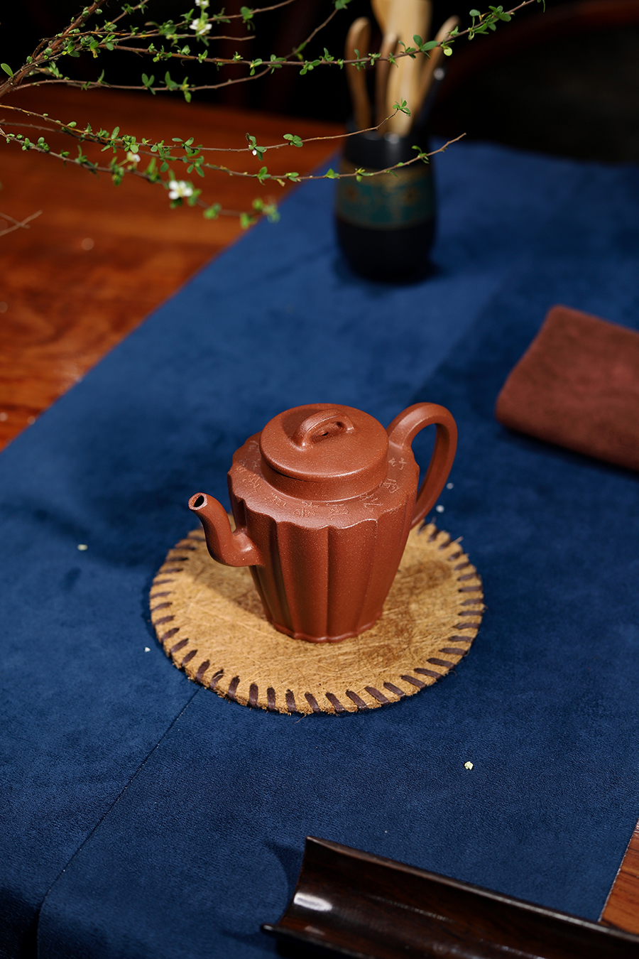 许文军制菱花壶(刻绘)