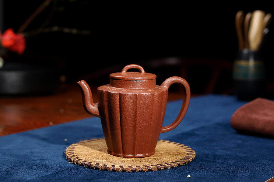 许文军制菱花壶(刻绘)