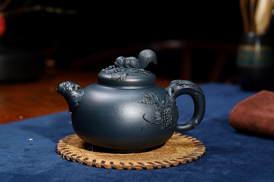 范建荣制松鼠壶