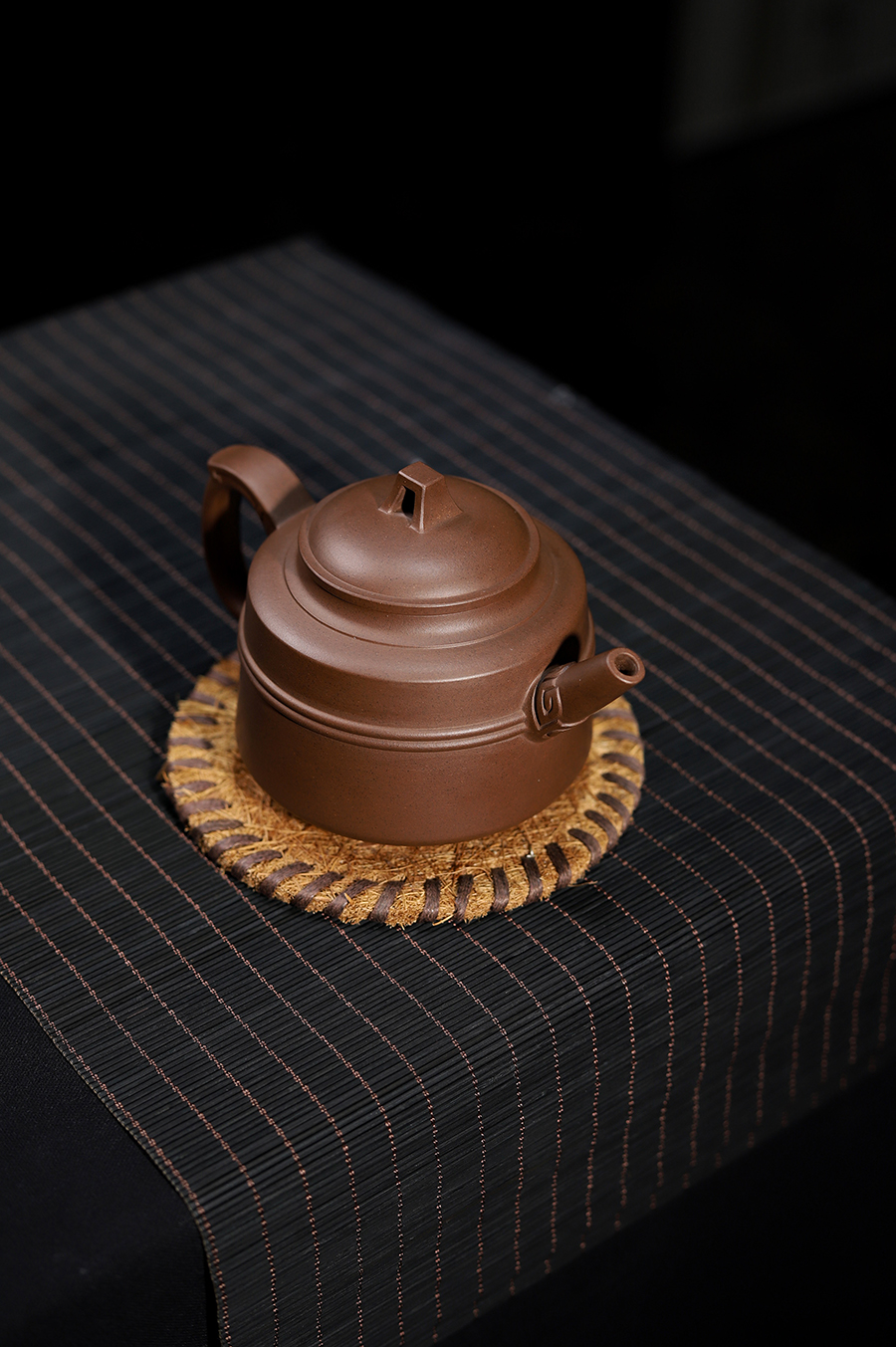 周桂珍制鼎纹三足壶