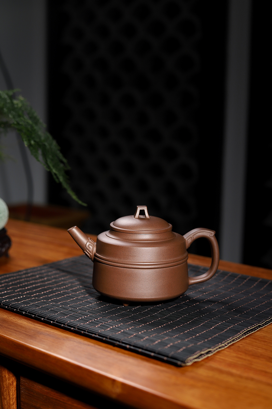 周桂珍制鼎纹三足壶