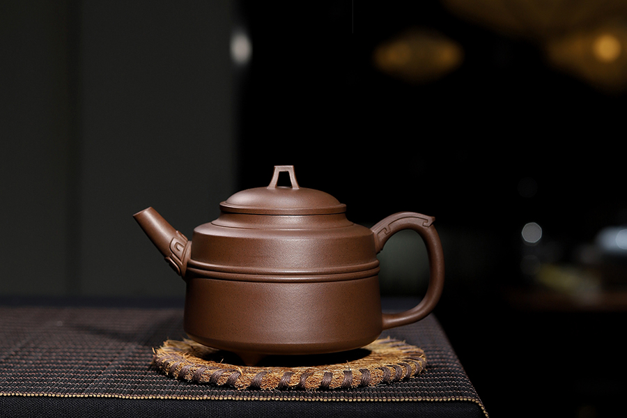 周桂珍制鼎纹三足壶