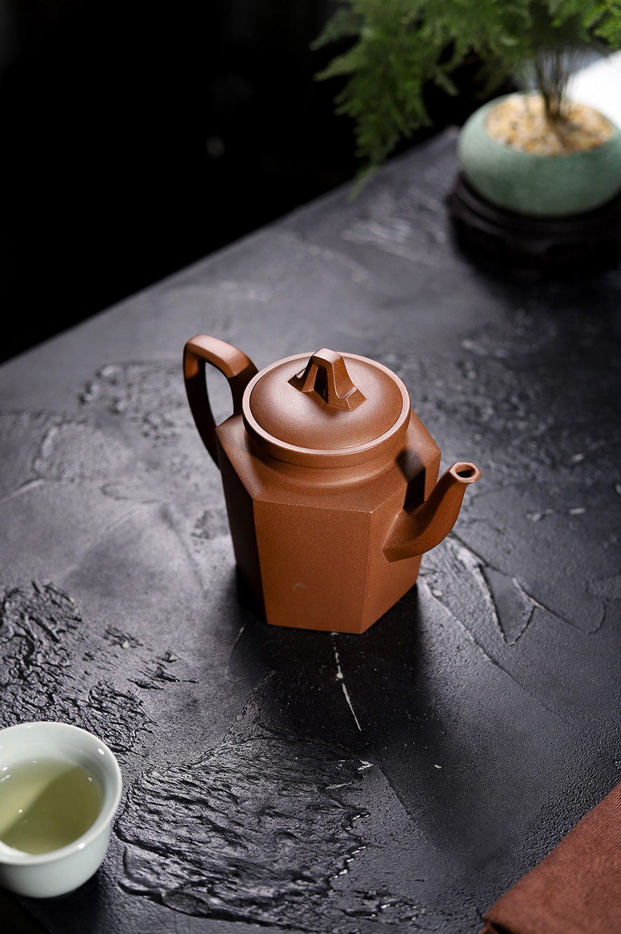 施小马制六苑壶