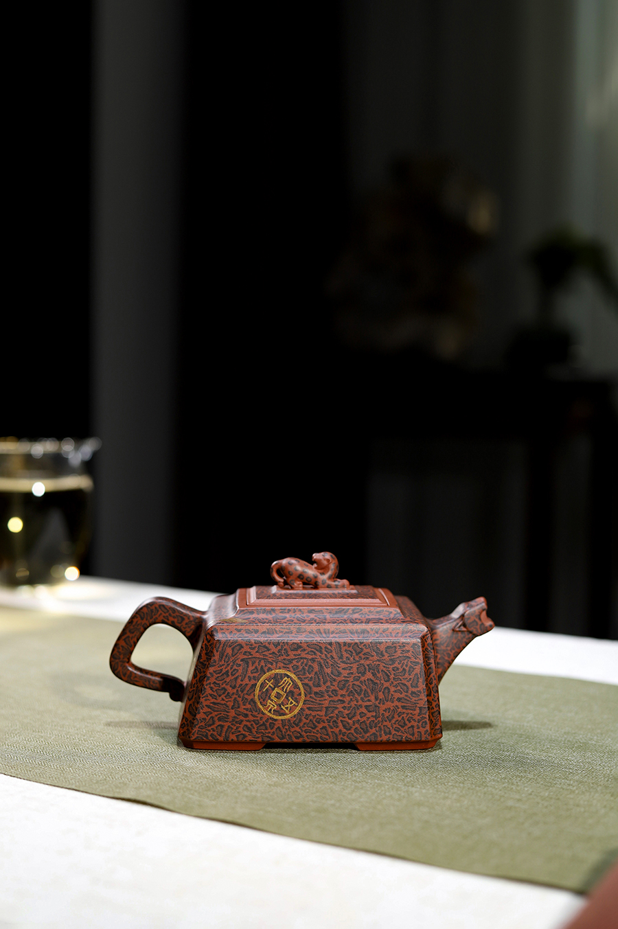 孔春华制金钱豹方壶