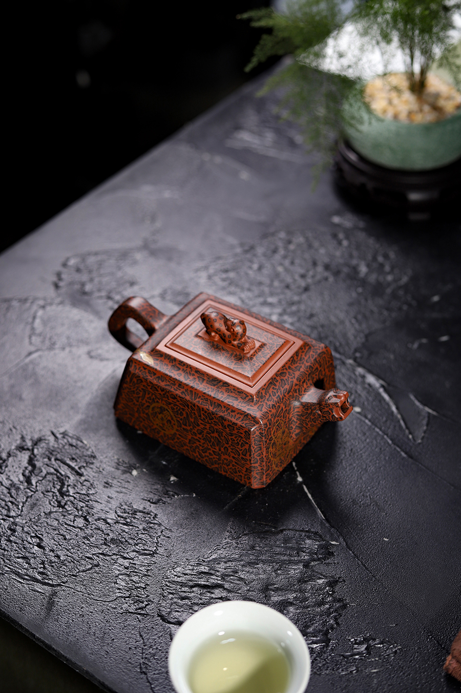 孔春华制金钱豹方壶