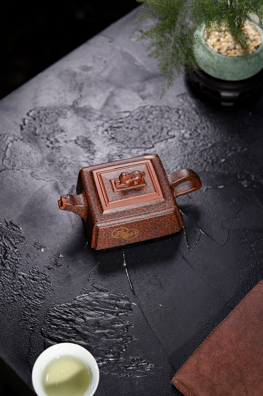 孔春华制金钱豹方壶