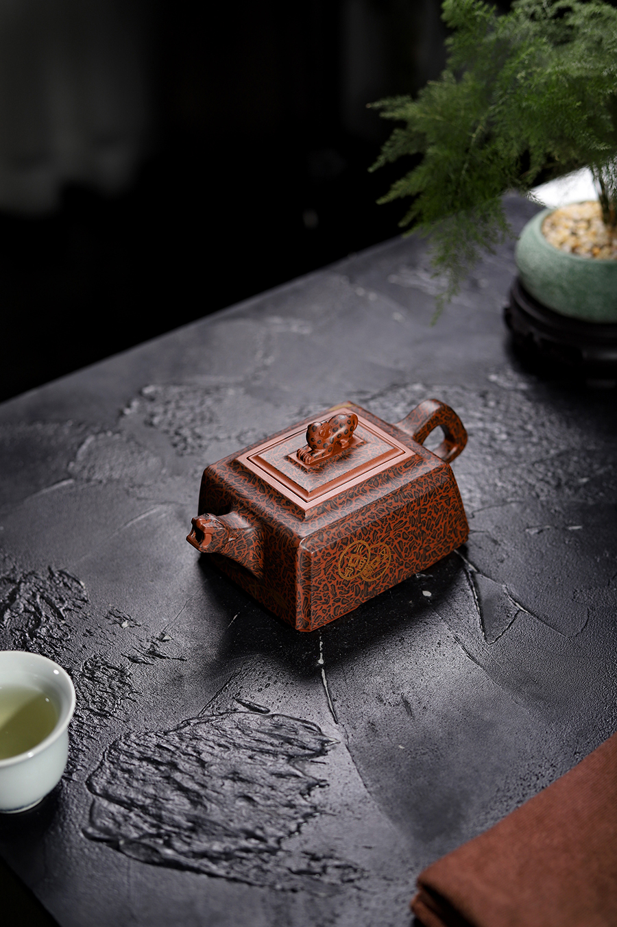 孔春华制金钱豹方壶