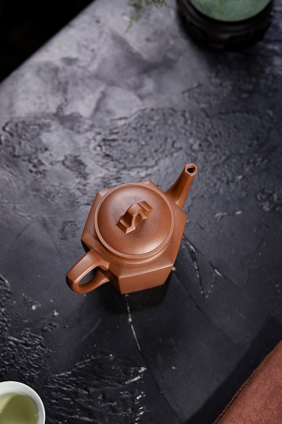 施小马制六苑壶