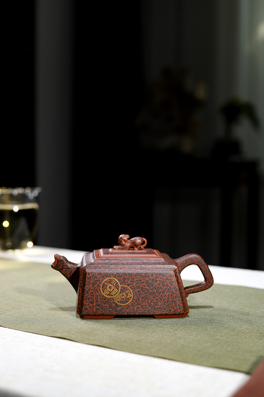 孔春华制金钱豹方壶