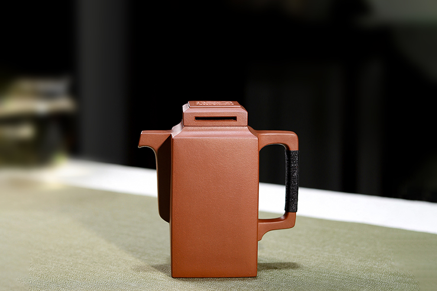 施小马制智方壶