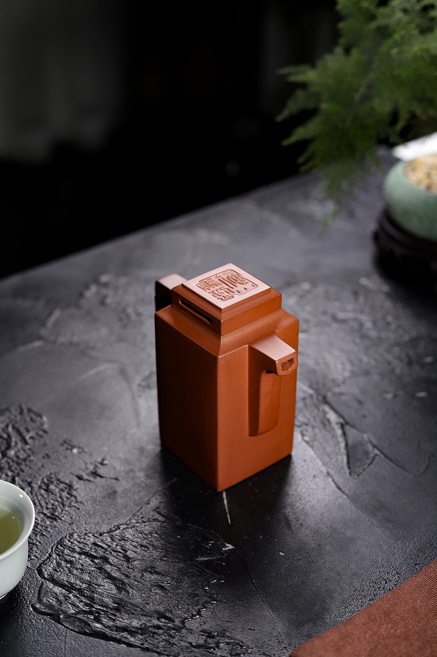 施小马制智方壶