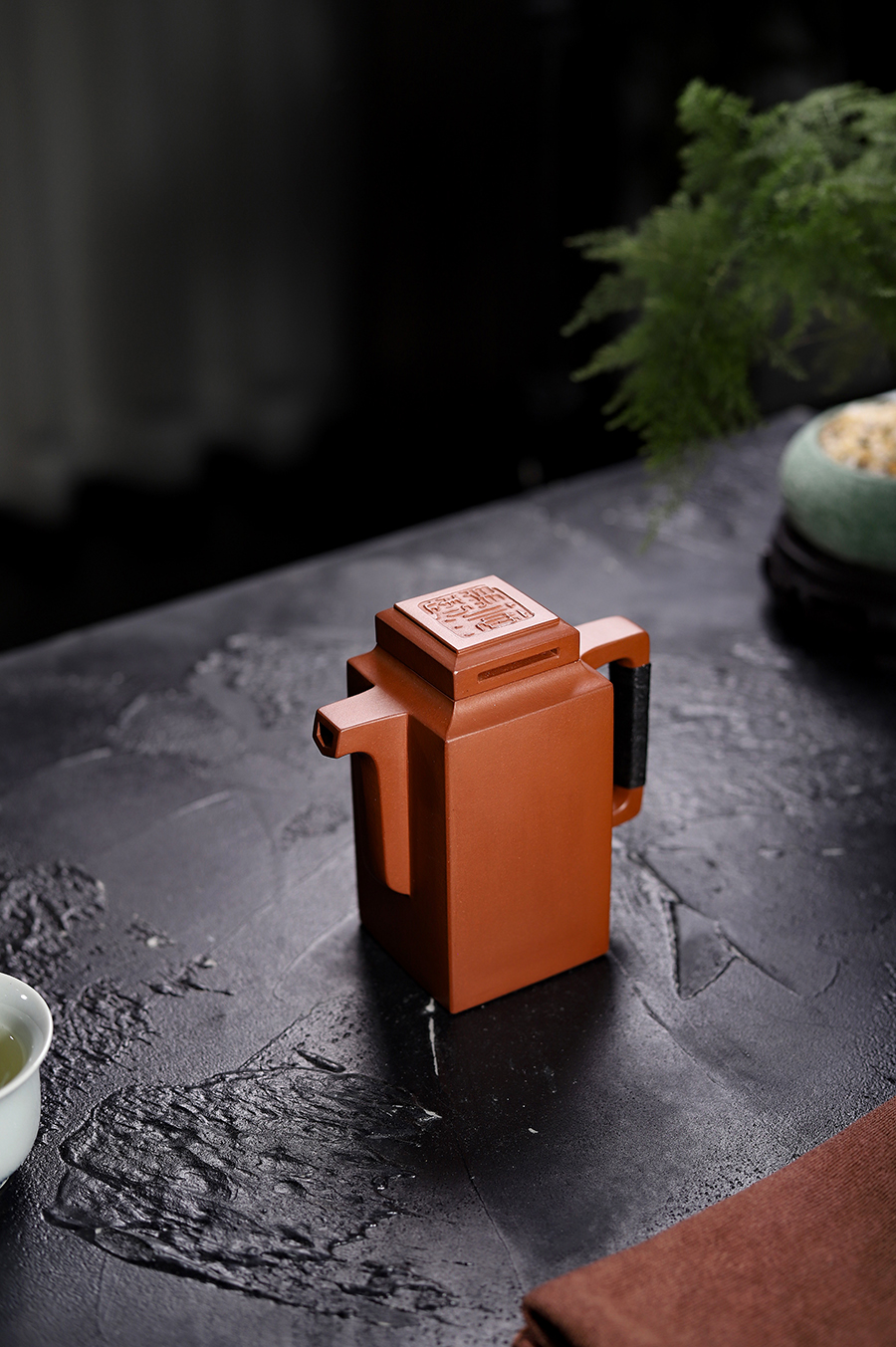 施小马制智方壶