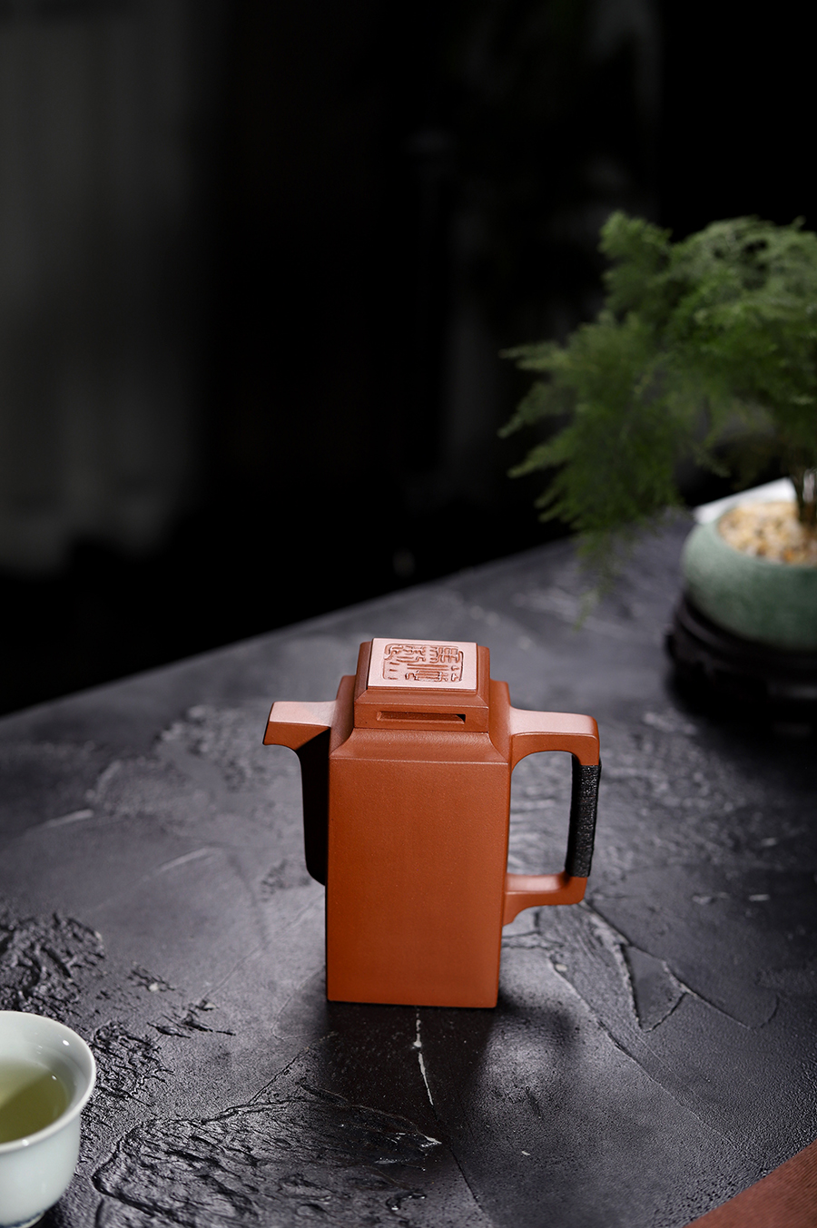 施小马制智方壶