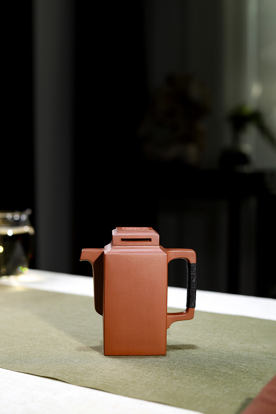 施小马制智方壶