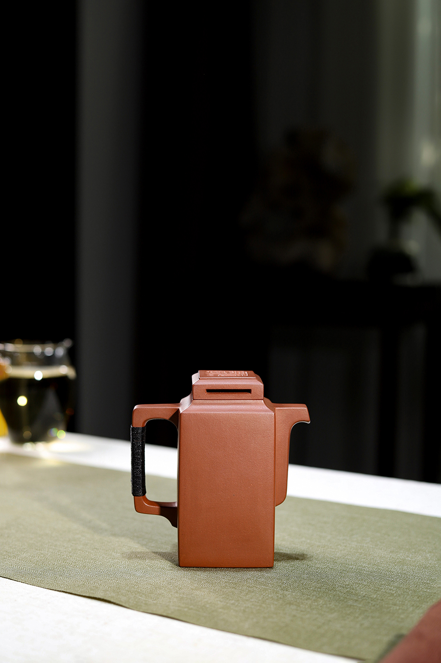 施小马制智方壶