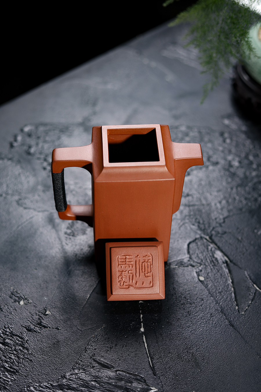 施小马制智方壶