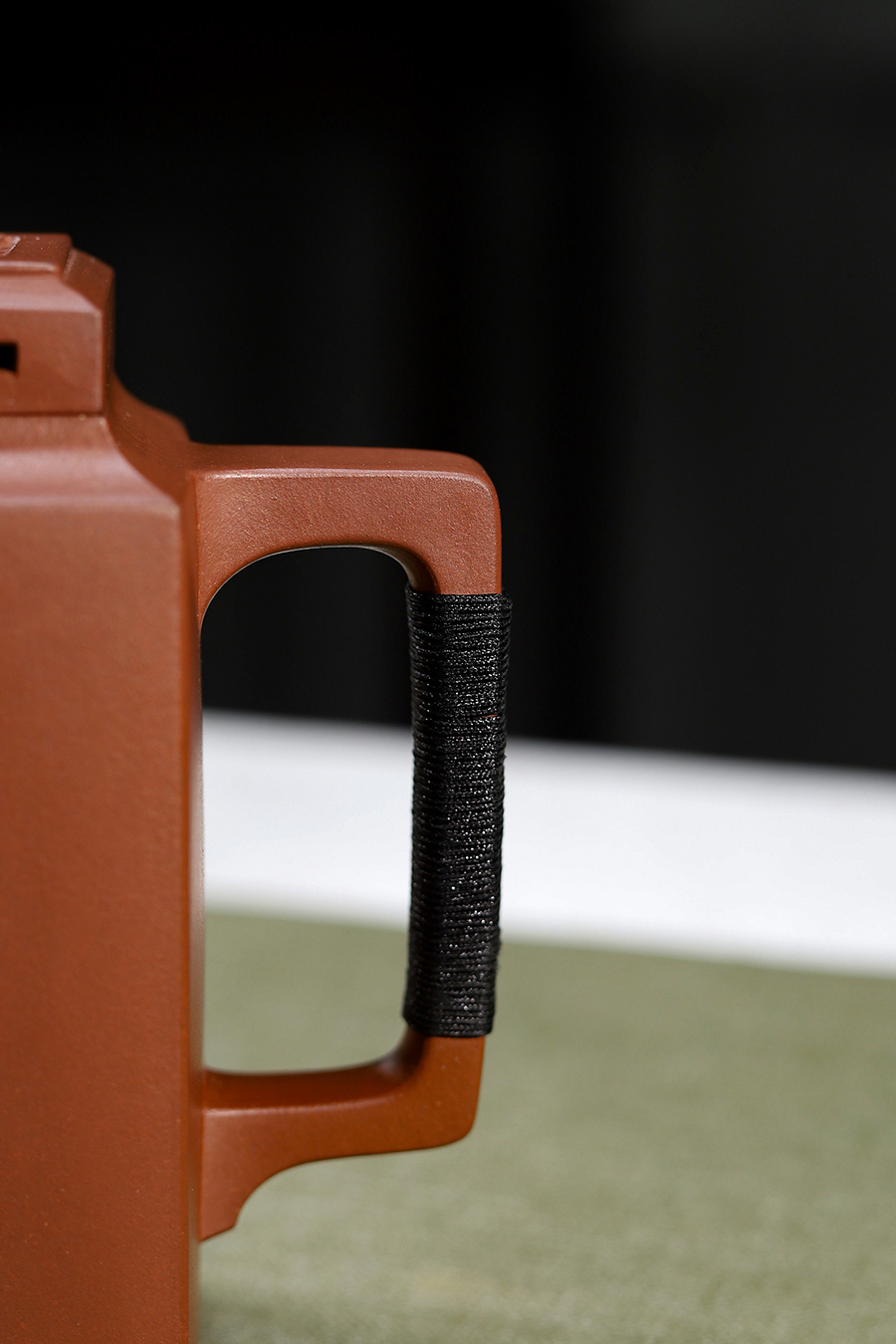 施小马制智方壶