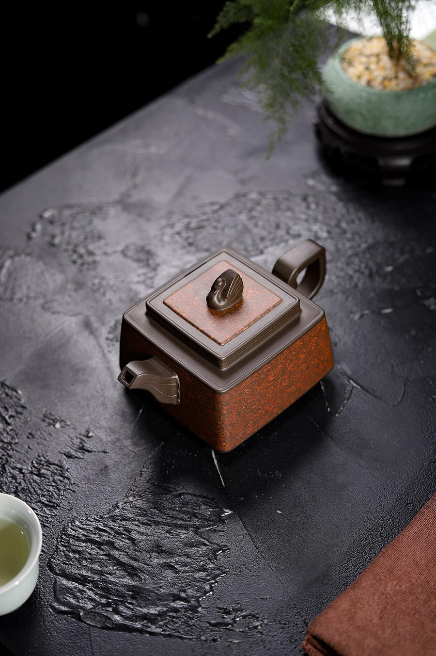 孔春华制犀皮绞泥天鹅壶