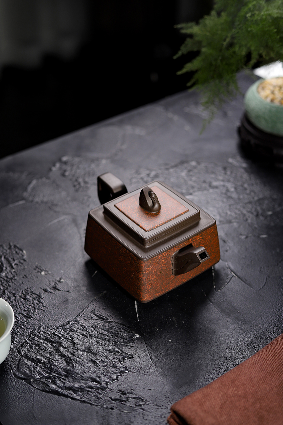 孔春华制犀皮绞泥天鹅壶