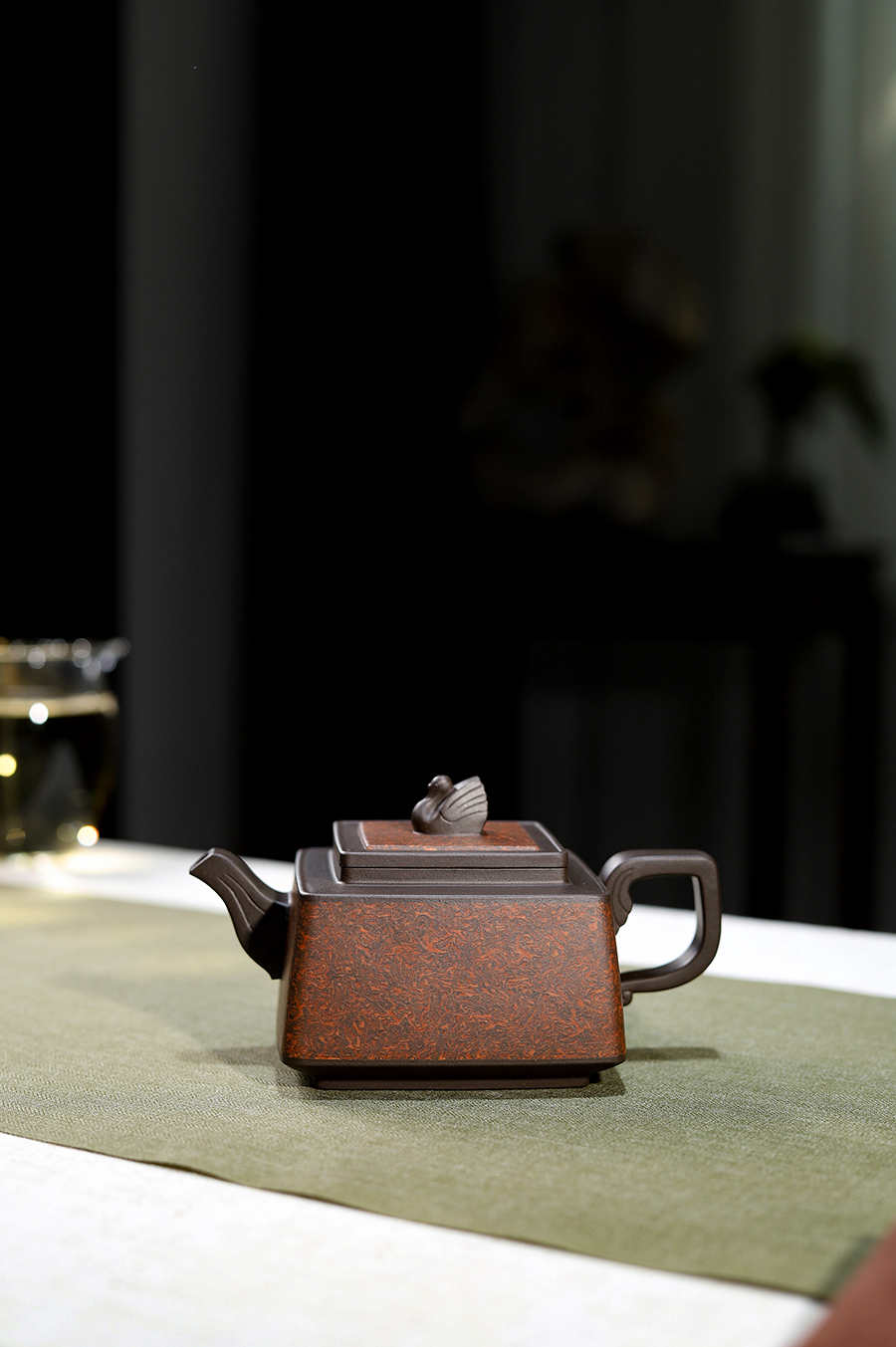 孔春华制犀皮绞泥天鹅壶