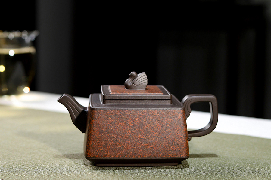 孔春华制犀皮绞泥天鹅壶