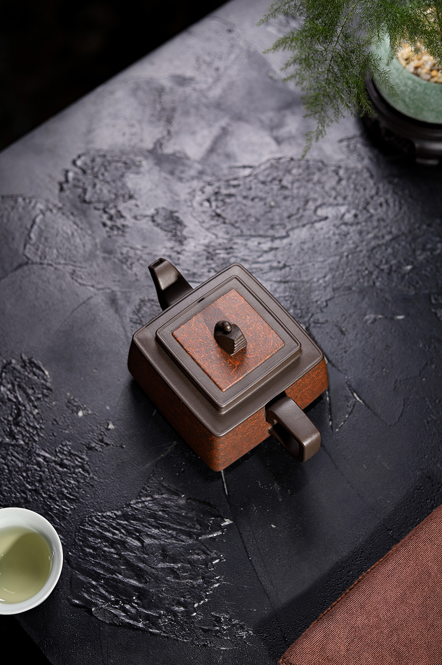 孔春华制犀皮绞泥天鹅壶