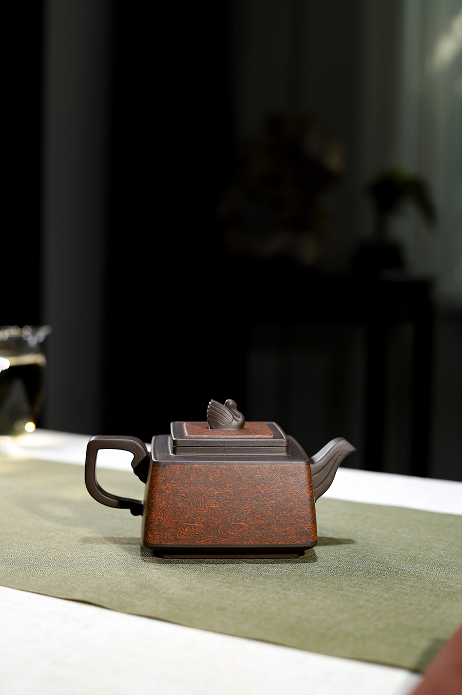 孔春华制犀皮绞泥天鹅壶