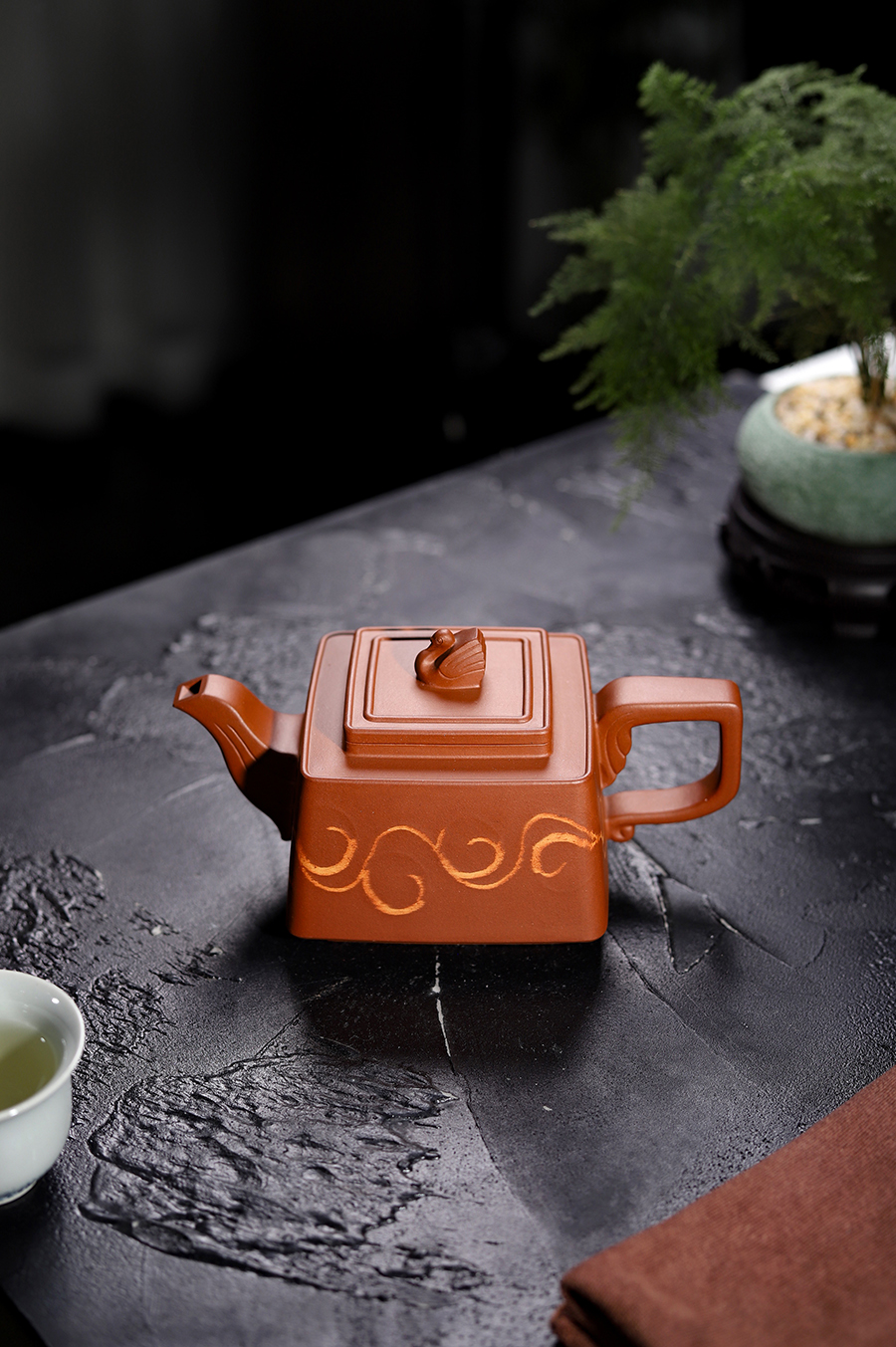 孔春华制世外桃圆壶