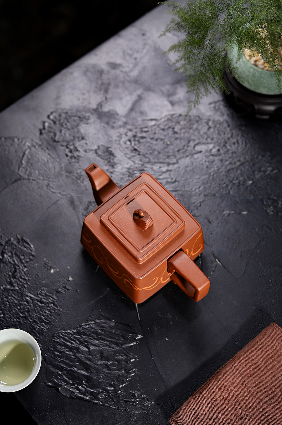 孔春华制世外桃圆壶