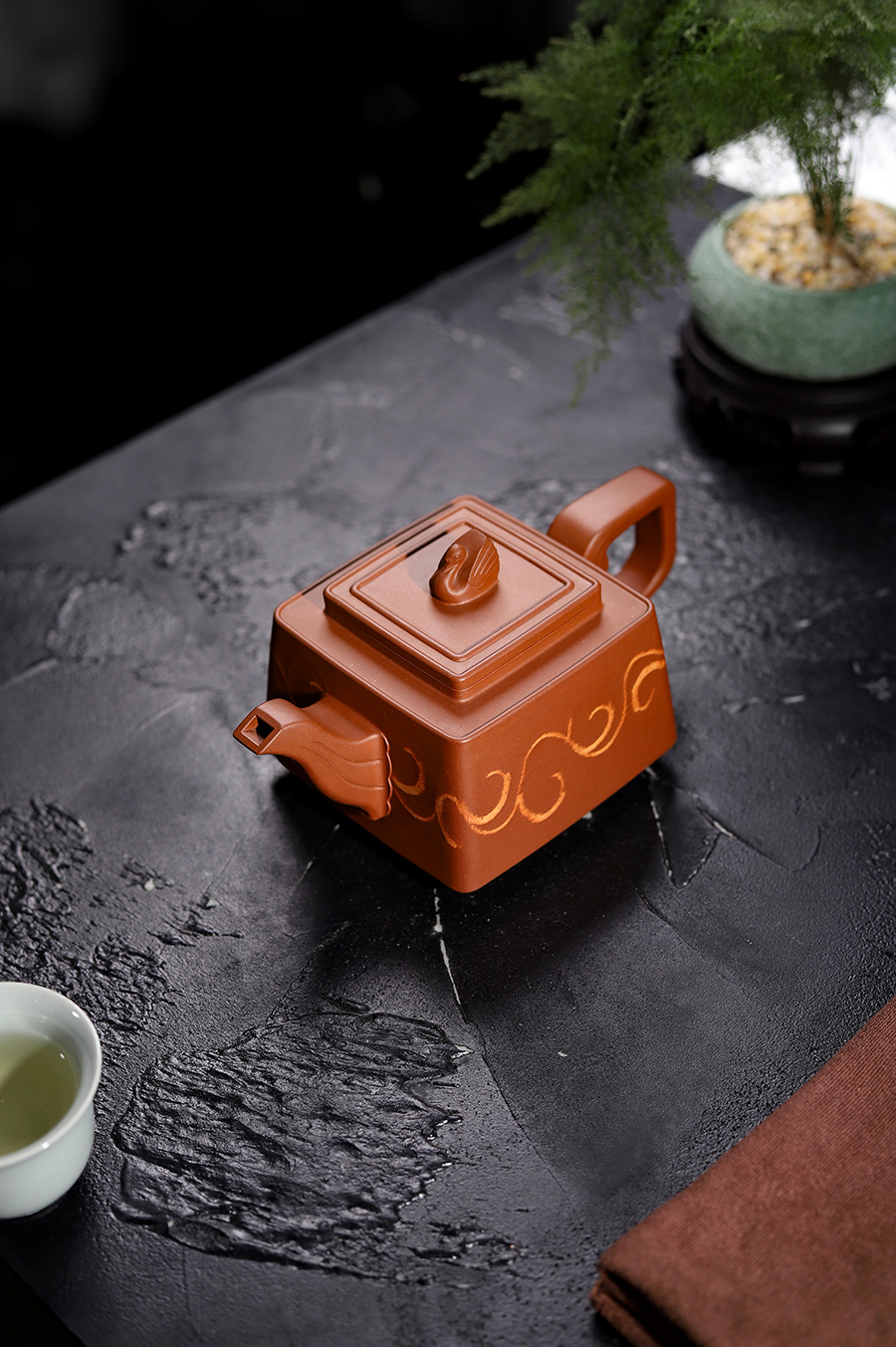 孔春华制世外桃圆壶