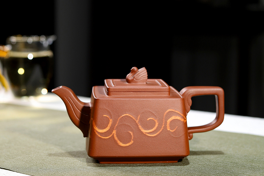 孔春华制世外桃圆壶