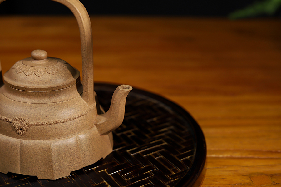 徐汉棠制裙花提梁壶