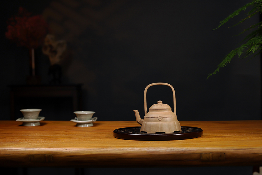 徐汉棠制裙花提梁壶
