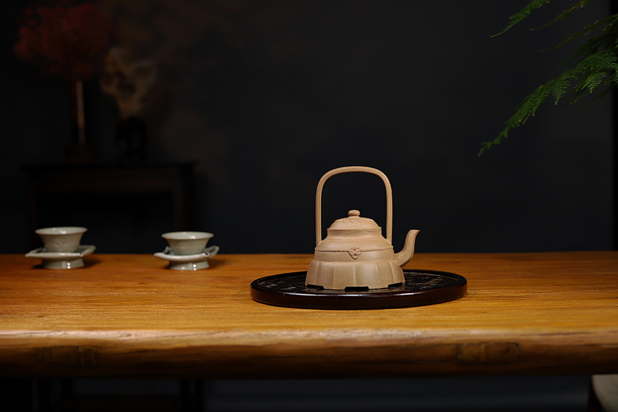 徐汉棠制裙花提梁壶