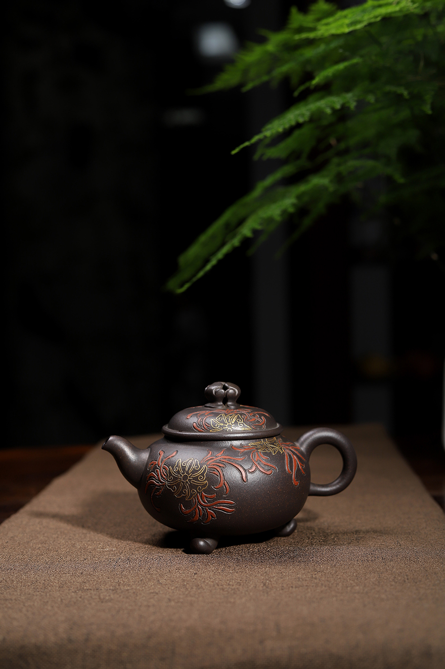 鲍仲梅制嵌金宝相花壶