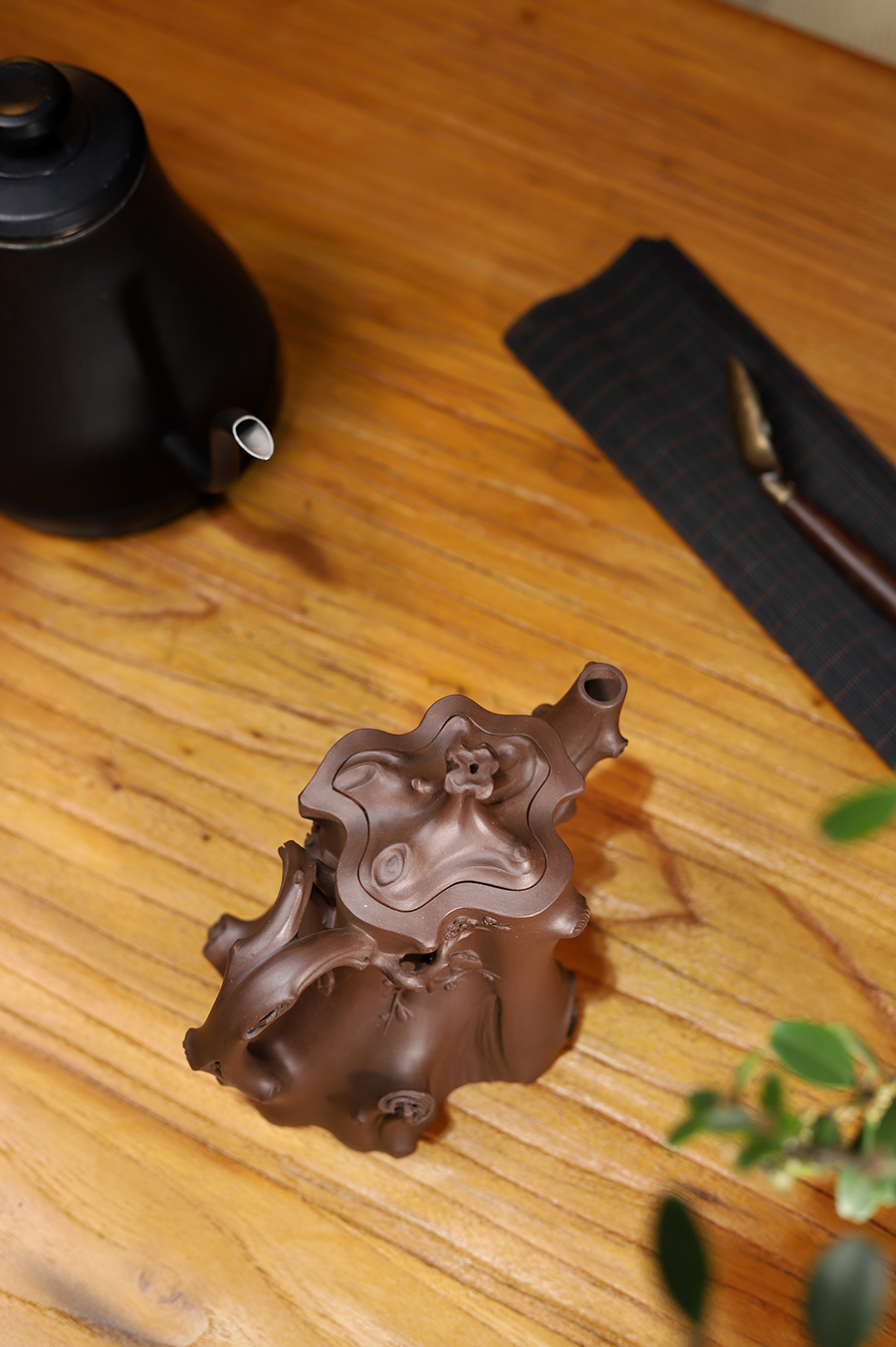 范洪泉制钟梅壶