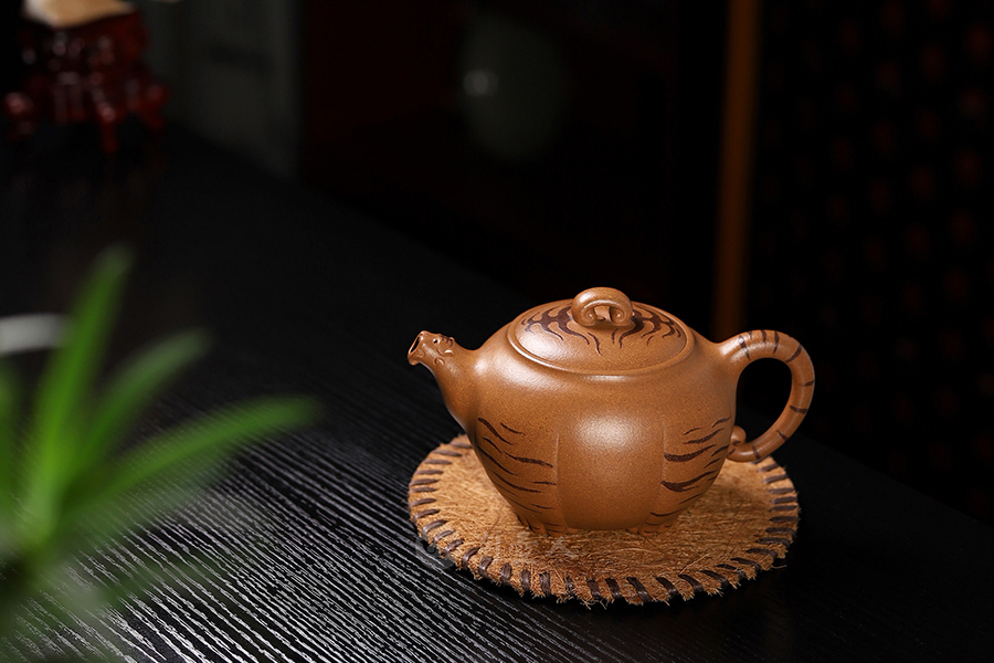 范泽锋制虎虎生威壶