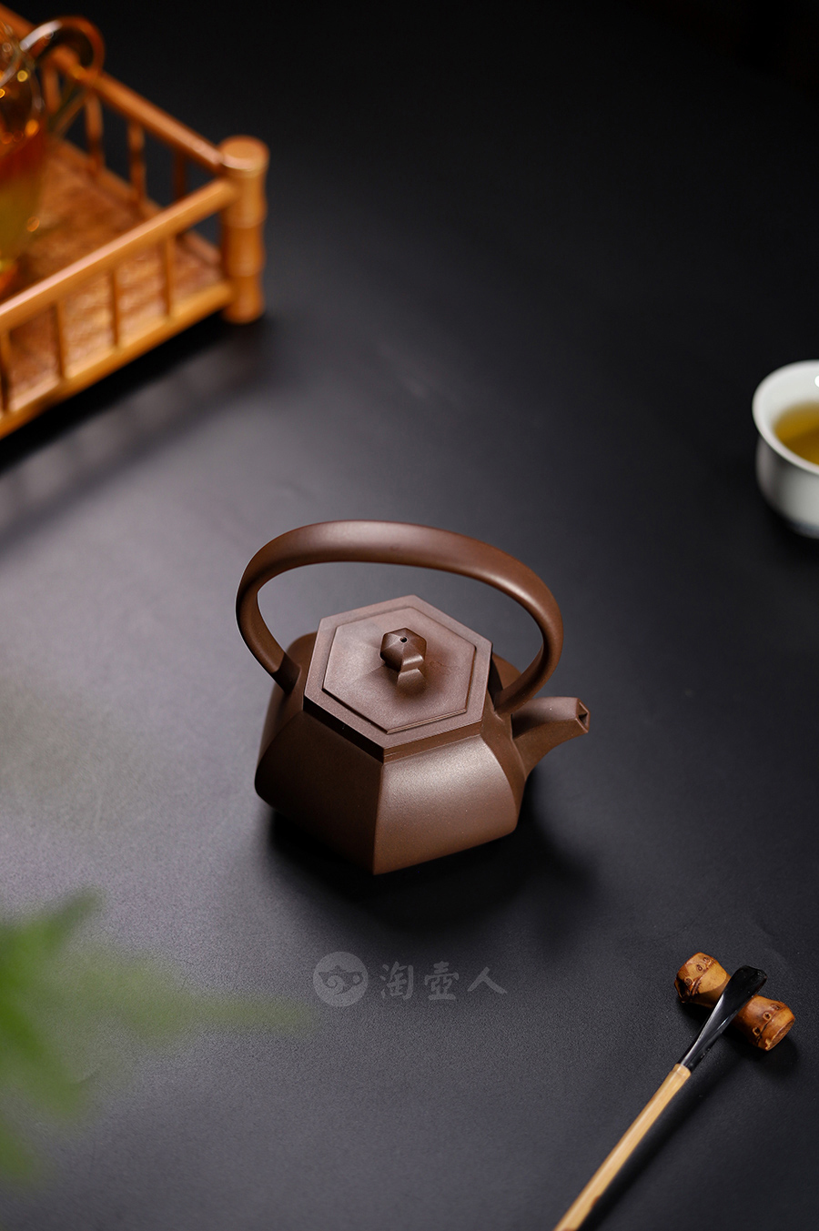 施小马制六方提梁壶