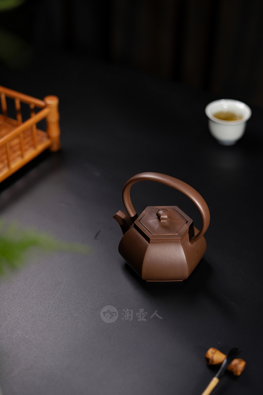 施小马制六方提梁壶