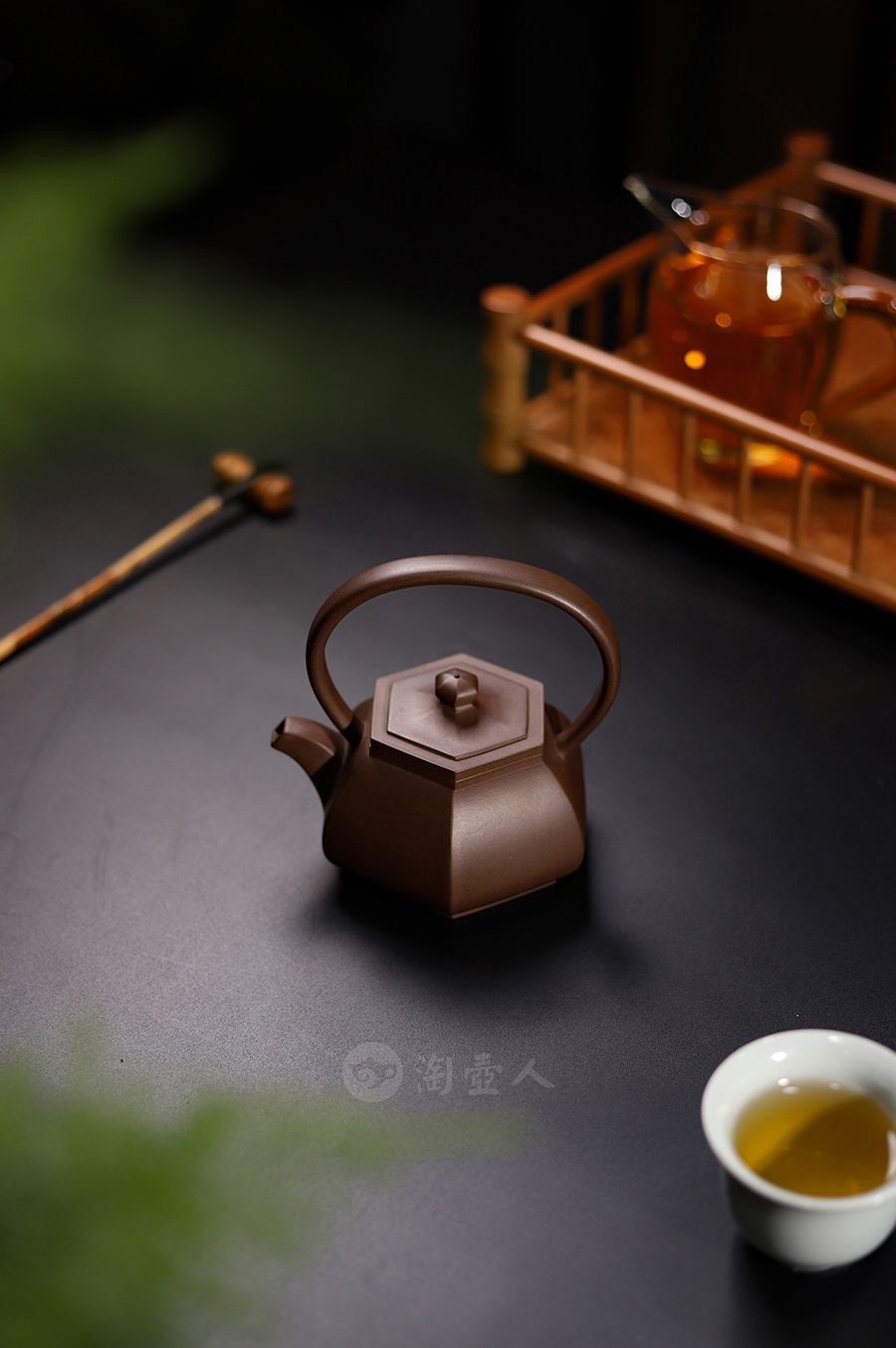 施小马制六方提梁壶