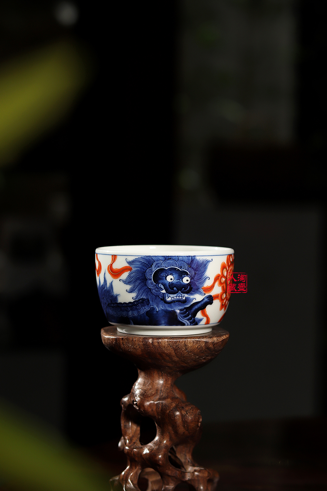 梁峻景德窑青瓷双狮戏珠品茗杯赏析