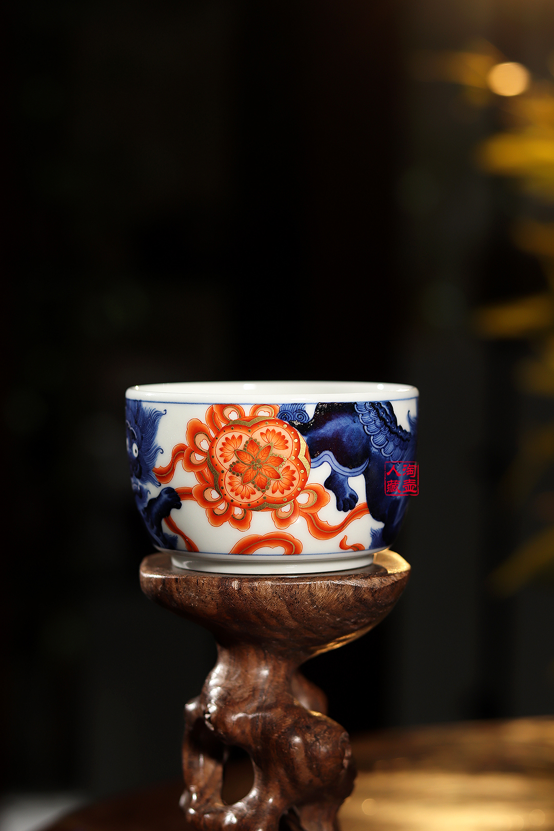 梁峻景德窑青瓷双狮戏珠品茗杯赏析