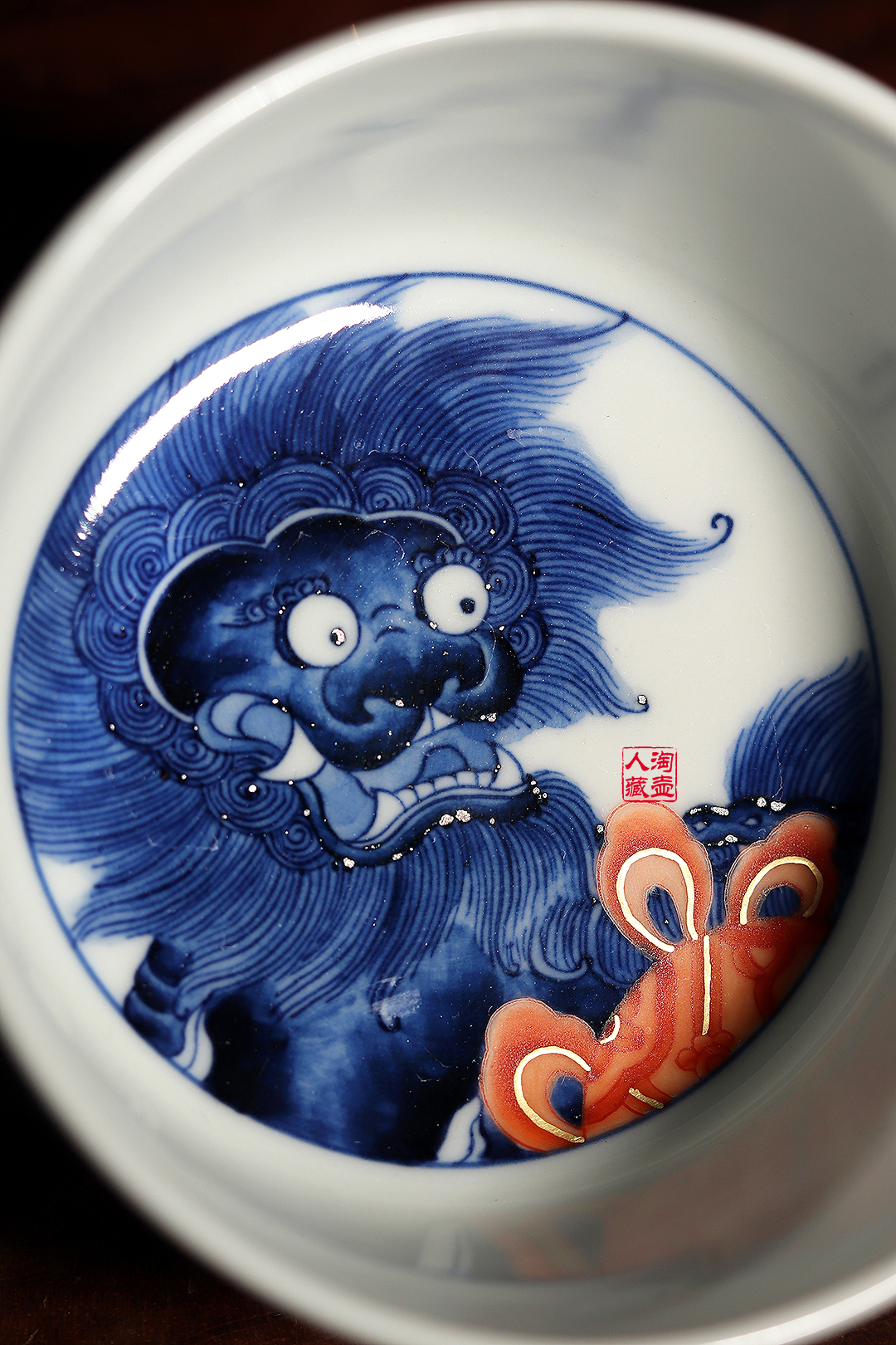 梁峻景德窑青瓷双狮戏珠品茗杯赏析