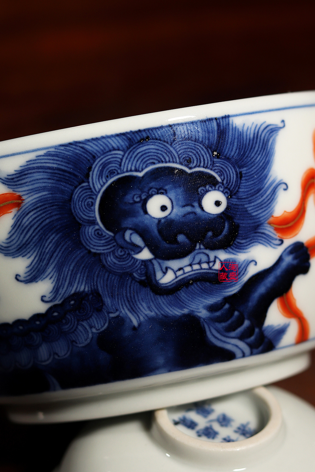 梁峻景德窑青瓷双狮戏珠品茗杯赏析