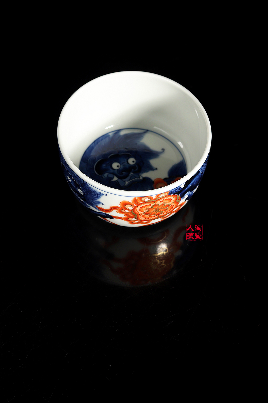 梁峻景德窑青瓷双狮戏珠品茗杯赏析