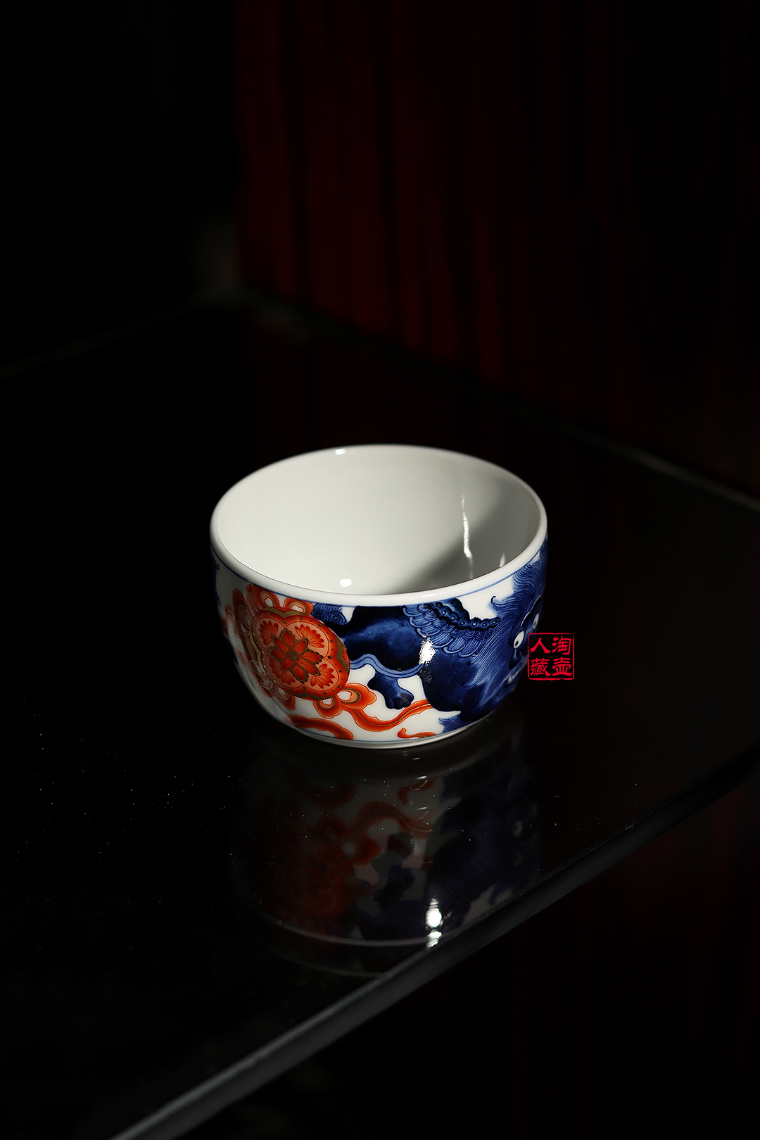 梁峻景德窑青瓷双狮戏珠品茗杯赏析