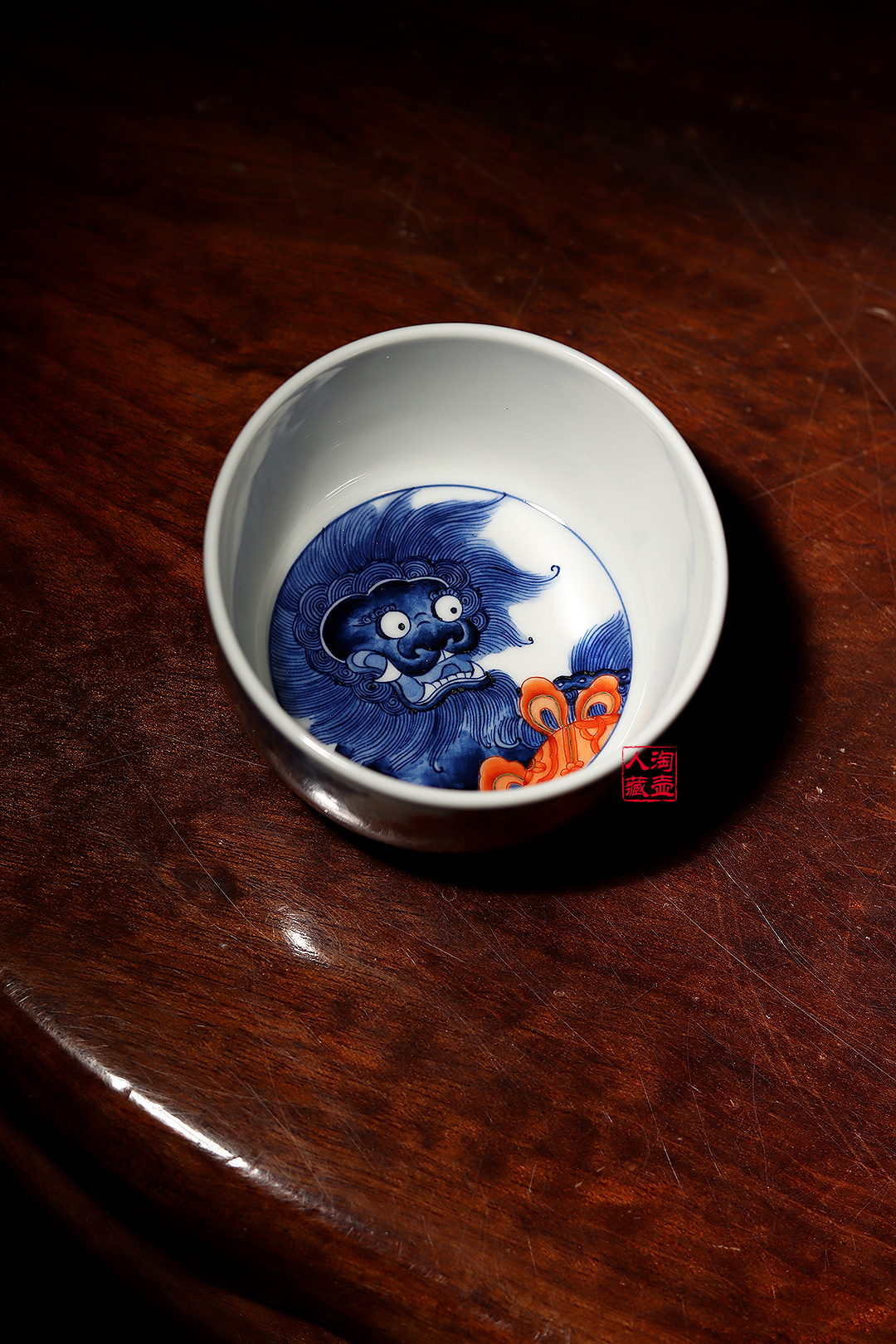 梁峻景德窑青瓷双狮戏珠品茗杯赏析