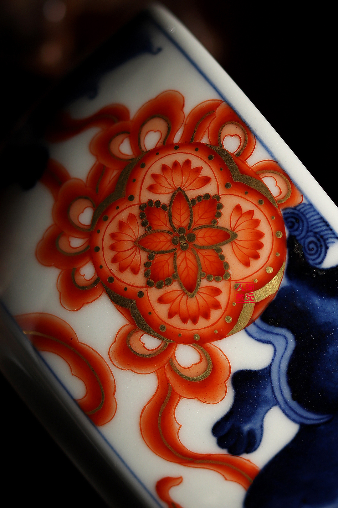 梁峻景德窑青瓷双狮戏珠品茗杯赏析